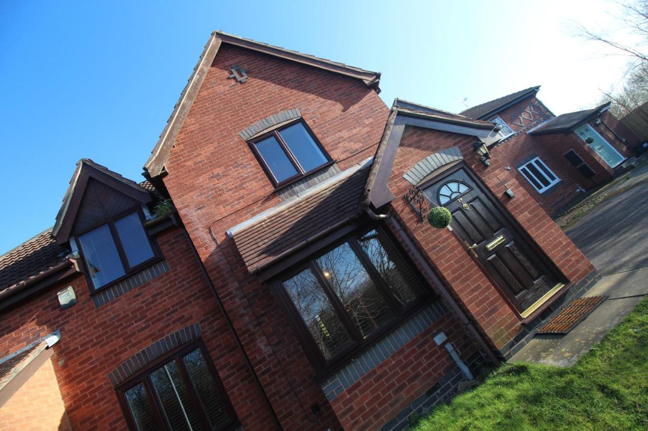 The Barwoods - Modern Spacious Home In Chester - Parking Exterior foto